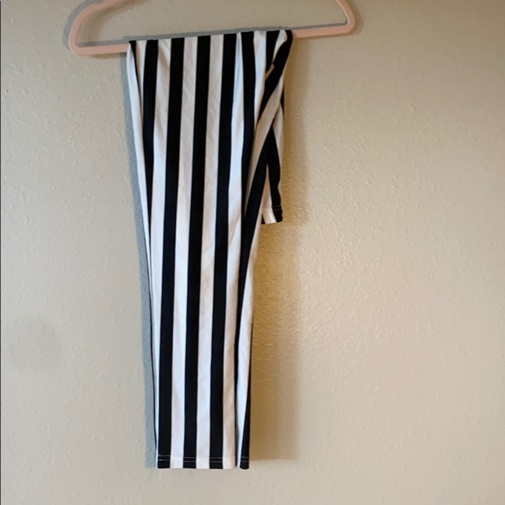 Elastic black and white stripped leggings